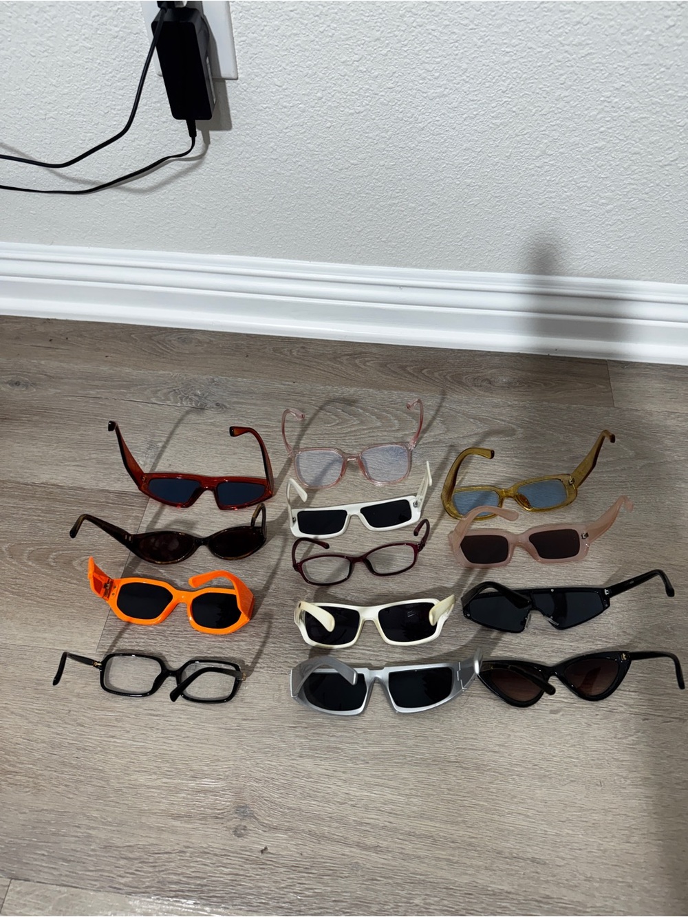 Assorted Sunglasses 13 pairs MuAssorted Sunglasses Lot Multiple Styles & Colors - Picture 10 of 10